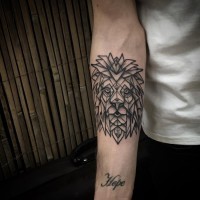 Tatuaje negro blanco en el antebrazo, cara de león único, estilo geométrico