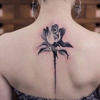 Originales Design zarte Rose schwarzweißes Tattoo an der Rückenmitte