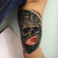 Originales und farbiges Bizeps Tattoo mit Gesicht der Frau  mit Schädel