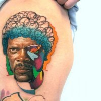 Tatuaje en el muslo,  retrato extraordinario de Samuel L. Jackson de varios colores