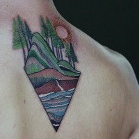 Originales Design und farbiger Bergwald Tattoo am oberen Rücken