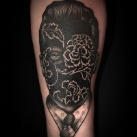 Originales  schwarzweißes mystisches Porträt mit Blumen Tattoo am Oberschenkel