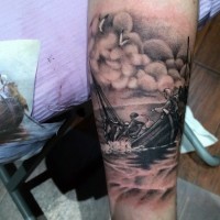 Tatuaje en el antebrazo, barco que se hunde con la gente