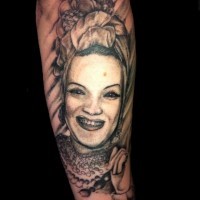 Tatuaje en el antebrazo, mujer sonriente con frutas, dibujo monocromo