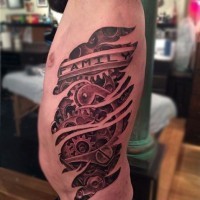 Tatuaje  de mecanismo grande  en el costado