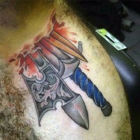 Tatuaje en el hombro, armas medievales preciosas en sangre