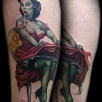 Tatuaje en el brazo,
mujer zombi en vestido rojo