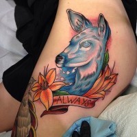 Tatuaje en el muslo, ciervo azul fantástico  con lirios y inscripción