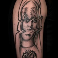 originale disegno volto della donna corrotta tatuaggio su spalla