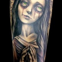 originale disegno colorato ragazza mostro piangendo tatuaggio su braccio
