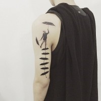 Originales Design kleiner schwarzweißer Mann mit Regenschirmen Tattoo am Ärmel