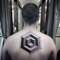 Originale geometrische 3D Figur Tattoo am oberen Rücken