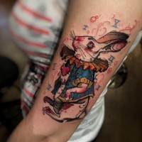Tatuaje en el brazo, conejo fantástico multicolor y numerales romanos