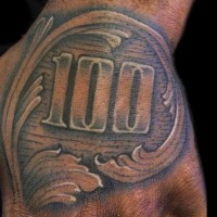 Tatuaje en la mano,  numero de billete de dólares
