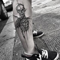 Originell aussehendes Bein Tattoo mit schwarzer Tinte von menschlichem Skelett von Inez Janiak