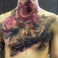 Tatuaje en el pecho y cuello,  cara de chica oscura con cuervo y flores grandes