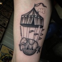 Tatuaje en el brazo, elefante de circo en globo aerostático, old school