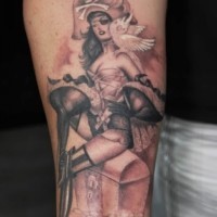 Tatuaje en el antebrazo, mujer pirata atractiva con loro blanco
