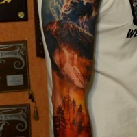 originale dipinto grande vulcano bruciando foreste tatuaggio avambraccio
