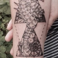 Originales gemaltes großes geometrisches Tattoo mit Seepferd am Arm