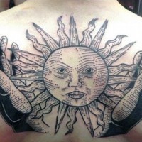 Original gemalte große Hände mit Sonne Tattoo am oberen Rücken