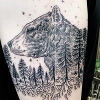 Tatuaje en el hombro, cabeza de oso grande con el bosque pequeño