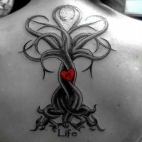 Originaler schwarzer einsamer Baum mit rotem Herzen und Schriftzug Tattoo am oberen Rücken