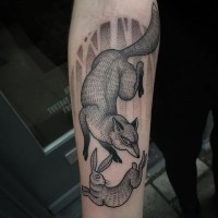 Tatuaje en el antebrazo, zorro con conejo extraordinarios, colores negro blanco