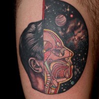 Tatuaje en el brazo,
cara de hombre original en cosmos