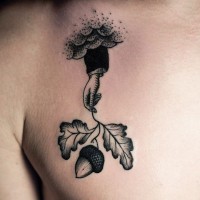 Tatuaje en el pecho,  mano en el cielo con hojas y bellota