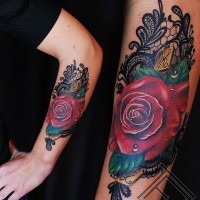Tatuaje en el antebrazo,
flor hermosa en encaje negro