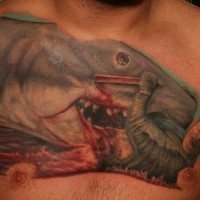 particolare dipinto multicolore cobattimento sanguinario squalocon guerriero tatuaggio su petto