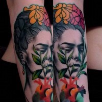 Original gemalte bunte traurige Frau mit Blumen Tattoo am Arm