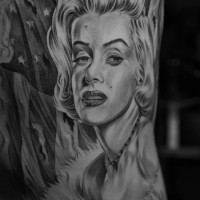 originale foto stilizato ritratto Merlin Monroe tatuaggio su lato