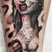 originale semplice disegno orrore imfermiera sanguinante tatuaggio su gamba