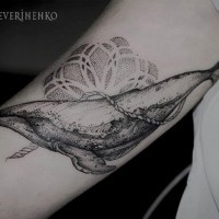 originale stile nero e bianco grande balena con fiore tatuaggio su braccio
