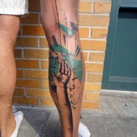 Tatuaje en la pierna, brazo de hombre y reloj estilizado