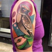 Originaler Stil farbiges Vogel Tattoo an der Schulter mit Teil des Apfels