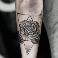 Tatuaje en el antebrazo, rosa simple en triángulo