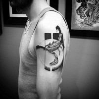 Tatuaje en el brazo,
escorpión único interesante de colores negro blanco
