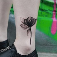 Tatuaje en el tobillo,  flor exquisita negra
