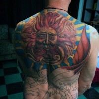 Tatuaje en la espalda, sol grande con cara y rayos de colores azul y amarillo
