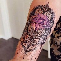 Tatuaje en el antebrazo, ornamento floral con diamante púrpura