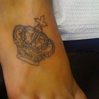 Planimetrisches Tattoo mit Krone am Fuß