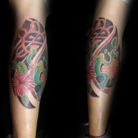 Ovalgeformtes farbiges Bein Tattoo von kleinem Frosch mit Blumen und Sonnensymbol