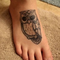 bel gufo nero tatuaggio su piede di donna