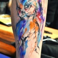 Tatuaggio colorato sulla gamba il gufo