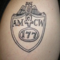 Tatuaje escudo con cruz, búho y una cifra
