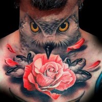 Tatuaje en el cuello, rostro de lechuza con rosa, diseño bien pintado