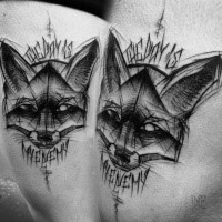 Pintado por Inez Janiak blackwork estilo coxa tatuagem de raposa com letras